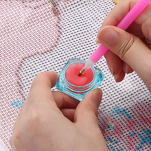 Load image into Gallery viewer, Wax in plastic Box Diamond Painting Accessories